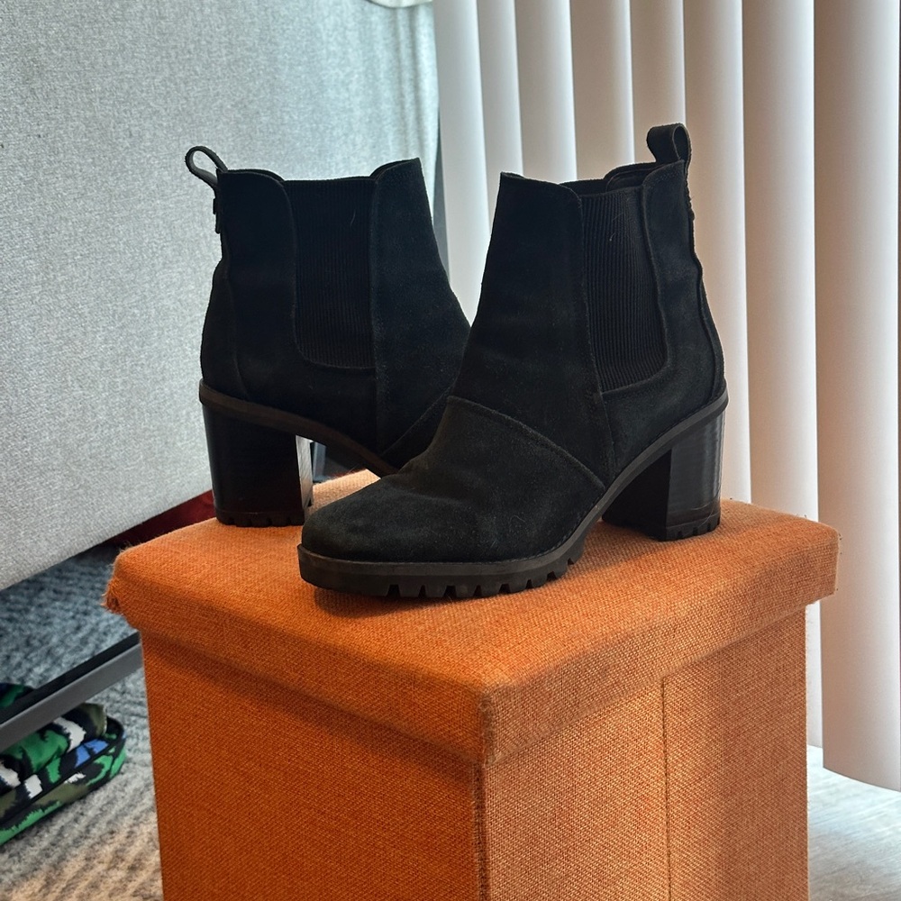 UGG Hazel Waterproof Boot Size 9